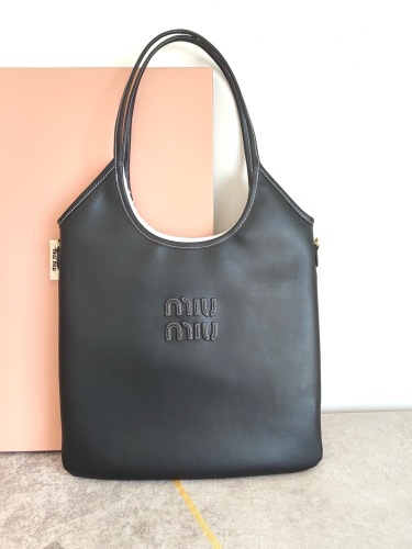 Designer Crossbody Bag – Compact, Trendy & Functional